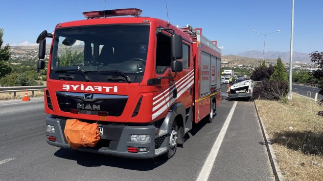 ELAZIĞ - Devrilen otomobildeki 2 kişi yaralandı1