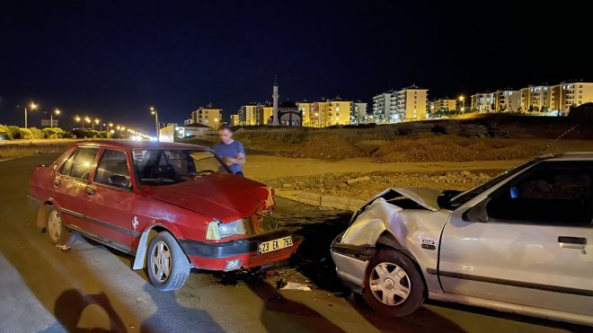 Elazığ'da iki otomobil çarpıştı, 5 kişi yaralandı