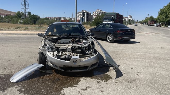 Elazığ'da iki otomobilin çarpışması sonucu 3 kişi yaralandı