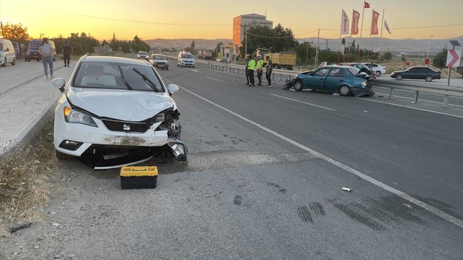 Elazığ'da iki otomobilin çarpıştığı kazada 4 kişi yaralandı