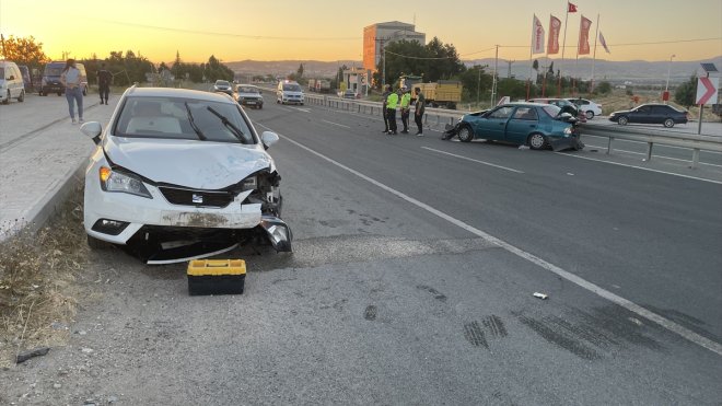 ELAZIĞ - İki otomobilin çarpıştığı kazada 4 kişi yaralandı1