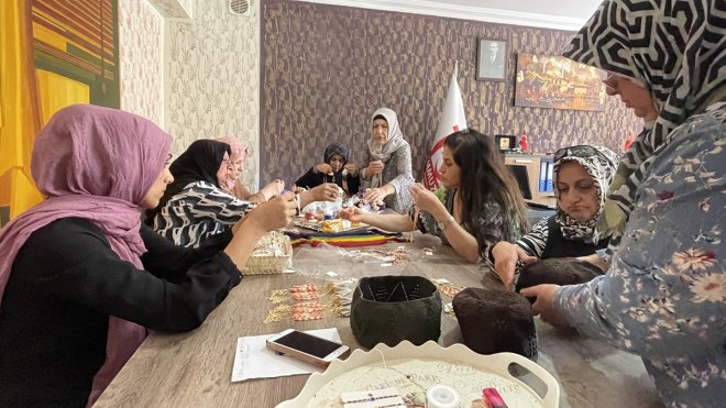 Elazığlı kadınlar yaptıkları el işi ürünlerle ev ekonomisine katkı sağlıyor