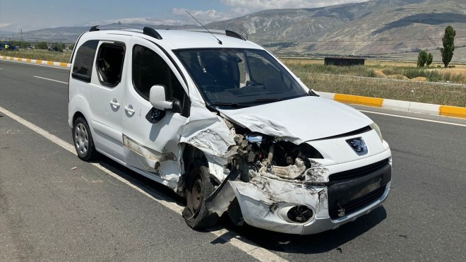 Erzincan'da kamyonet ile hafif ticari aracın çarpışması sonucu 5 kişi yaralandı