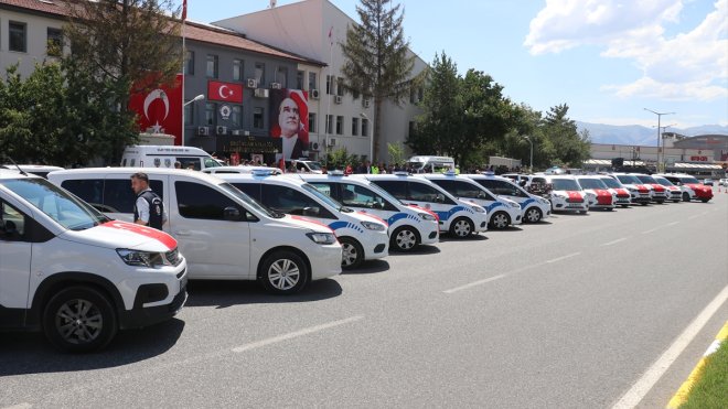 Erzincan Emniyet Müdürlüğü filosuna katılan 40 yeni araç hizmete girdi