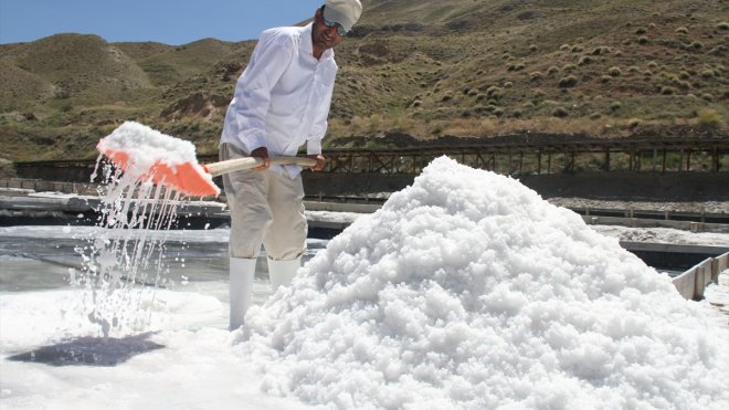 Kemah tuzu üreticileri bunaltıcı sıcaklarda mesai yapıyor