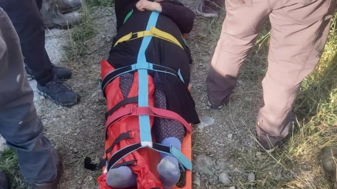 Erzincan’da dağda ayağı kırılan kadının yardımına UMKE ve AFAD ekipleri yetişti1