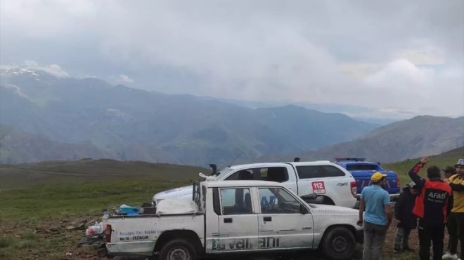 Erzincan’da dağlık alanda araçlarıyla mahsur kalan 5 kişiyi AFAD ekibi kurtardı1