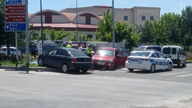 Erzurum'da iki otomobil çarpıştı, 6 kişi yaralandı