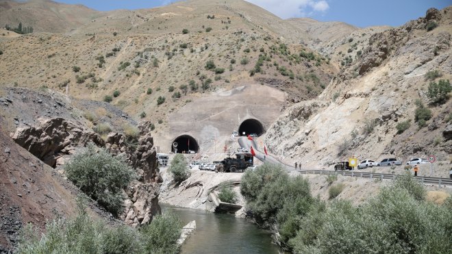 HAKKARİ - Bakan Uraloğlu, Yeniköprü-Yüksekova Yolu T-1 Tüneli Işık Görme Töreni