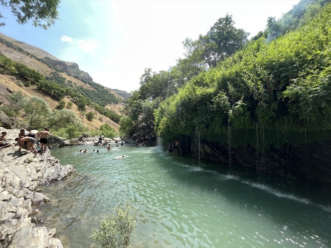 Hakkari'de sıcaktan bunalanlar serinlemek için Şineber Şelalesi'ni tercih ediyor