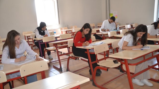 Hakkari'de ücretsiz etüt merkezinden yararlanan 52 öğrenci, YKS'de yüksek puan aldı