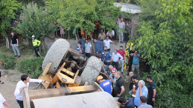 Hakkari'de devrilen silindirin altında kalan çocuk kurtarıldı