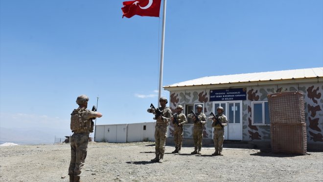 HAKKARİ - Güvenlik güçleri, şehit Bedirhan bebeğin isminin yaşatıldığı üs bölgesinde nöbette1