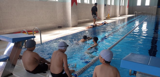 Patnoslu hem çocuklar serinliyor öğreniyor hem de yüzme kavuşan Havuza 2