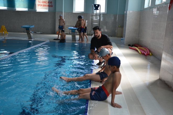 hem çocuklar yüzme de Havuza öğreniyor hem serinliyor kavuşan Patnoslu 3