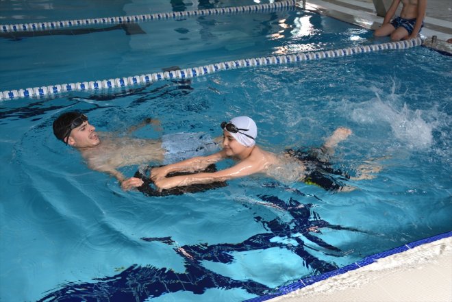 serinliyor kavuşan de çocuklar hem Havuza yüzme Patnoslu hem öğreniyor 5