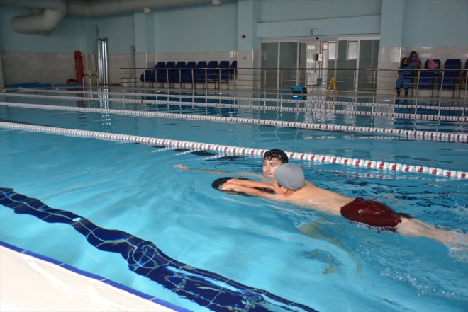 kavuşan Patnoslu öğreniyor hem hem serinliyor çocuklar de Havuza yüzme 6