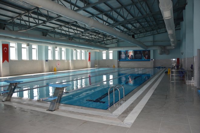 Havuza kavuşan Patnoslu çocuklar hem serinliyor hem de yüzme öğreniyor