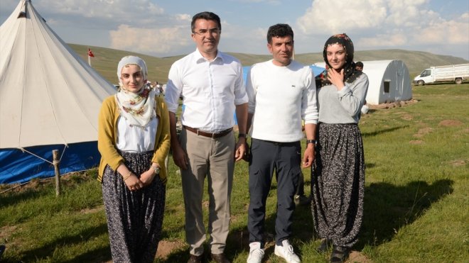 Hayvancılık için Erzurum'u tercih eden göçerler 300 çadır kurdu