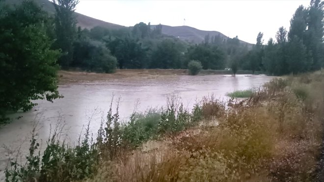 KARS - Sağanak su baskınlarına yol açtı1