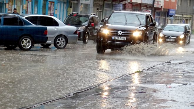 Kars'ta sağanak nedeniyle cadde ve yollarda su birikintisi oluştu