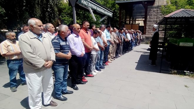 Kars'taki yolcu otobüsü kazasında ölen 2 kişi toprağa verildi