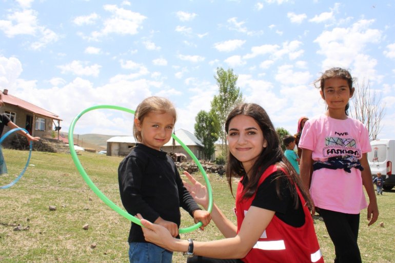 Köy köy dolaşıp çocukları mutlu ediyorlar1