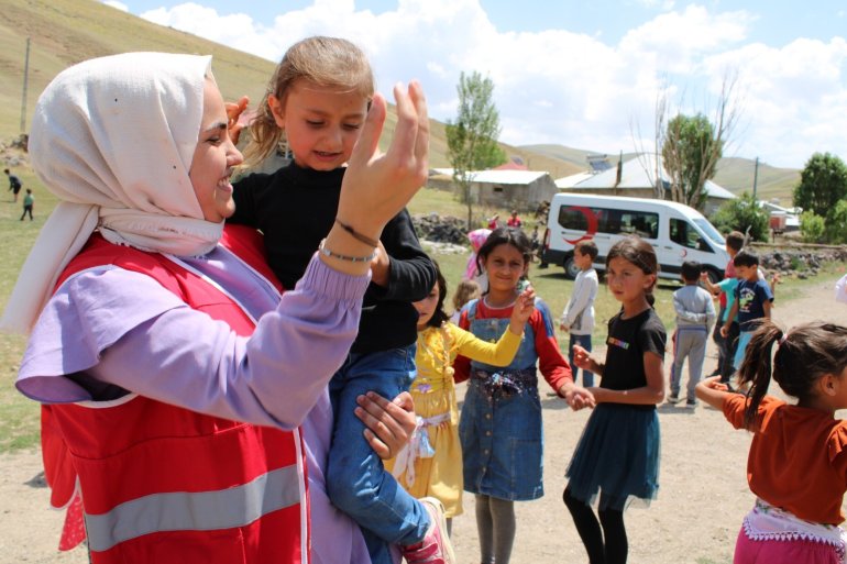 Köy köy dolaşıp çocukları mutlu ediyorlar2