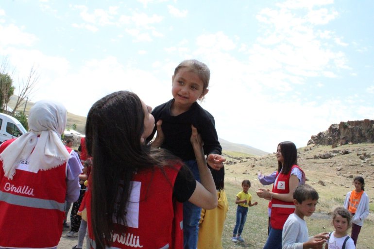 Köy köy dolaşıp çocukları mutlu ediyorlar4