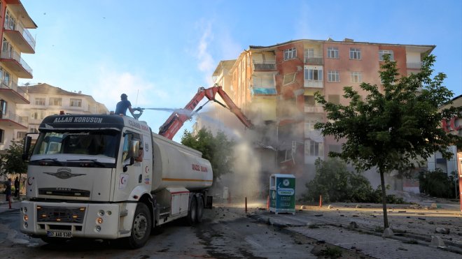 Malatya'da ağır hasarlı binaların yıkımı ve enkaz kaldırma çalışmaları sürüyor