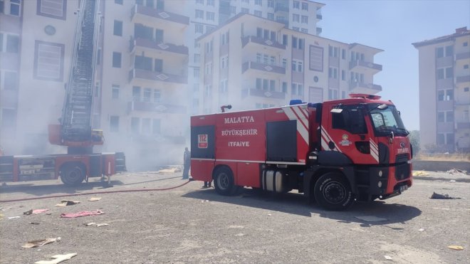 Malatya'da ağır hasarlı binanın çatısında çıkan yanın söndürüldü