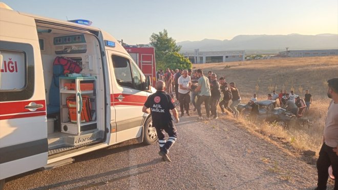 Malatya'da iki otomobil çarpıştı 1 kişi öldü, 5 kişi yaralandı