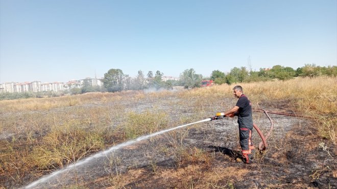 Malatya'da otluk alanda çıkan yangın söndürüldü