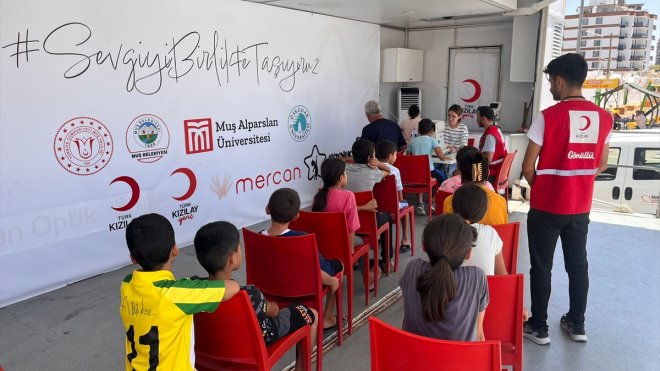 Malatya'da 'Sevgi ve Sağlık Tırı'nda depremzede çocukların göz taraması yapıldı