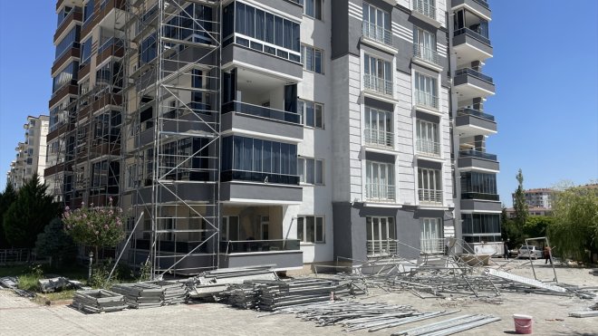 Malatya'da inşaat iskelesinin çökmesi sonucu 1 işçi öldü, 2 işçi yaralandı