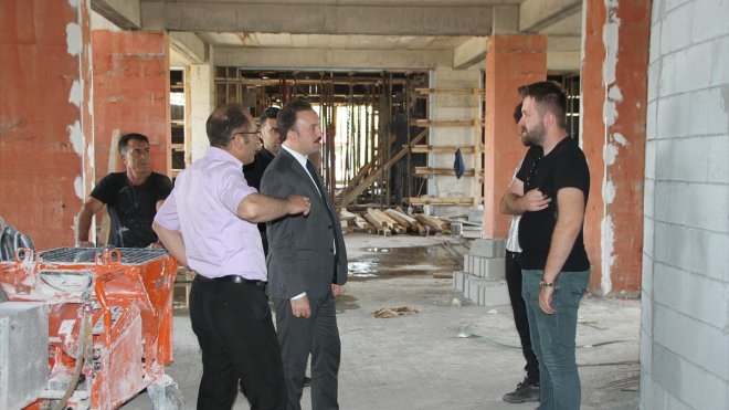 Malazgirt Kaymakamı Bayram, inşaatı devam den binaları inceledi1