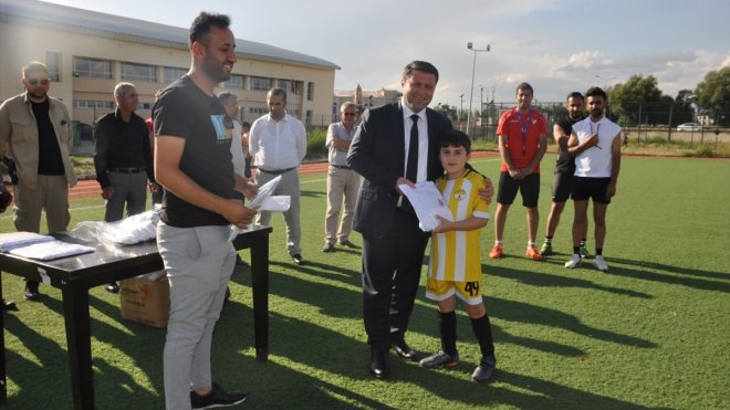 Bulanık'ta futbol kursuna katılan çocuklara forma hediye edildi