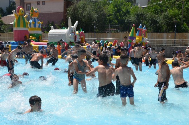 Muş'ta çocuklar aqua parkta yüzme öğreniyor