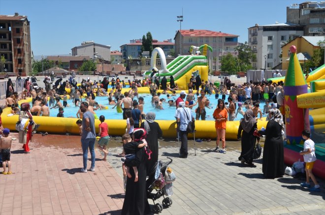 - Çocuklar aqua parkta MUŞ yüzme öğreniyor 2