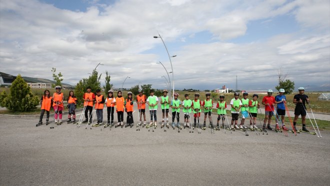 Muş Kayak Takımı sporcuları, Türkiye şampiyonası için asfaltta güç depoluyor