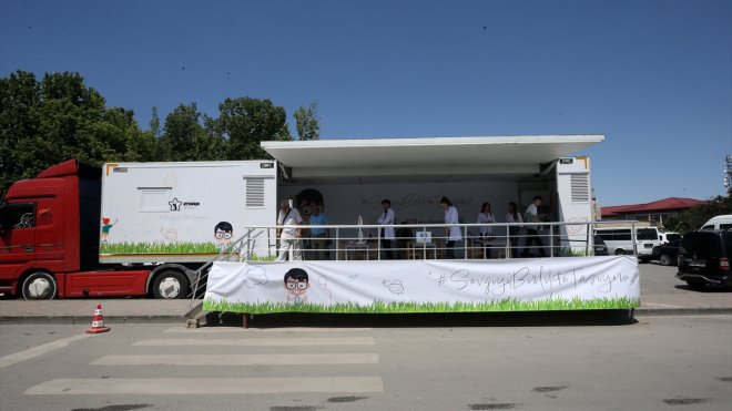 MUŞ - Sağlık ve Sevgi Tırında depremzede çocukların göz taraması yapılacak1