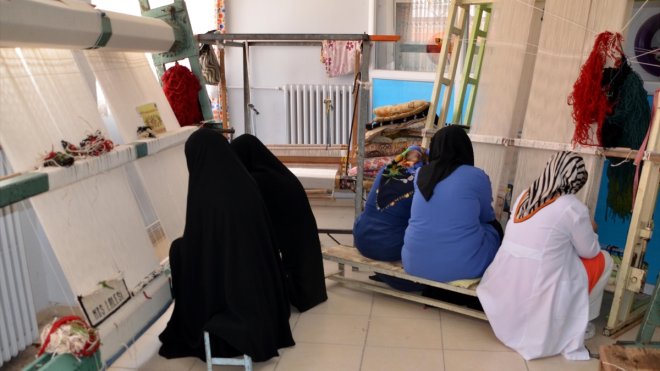 Muş'ta kadınlar halı kursunda meslek öğreniyor