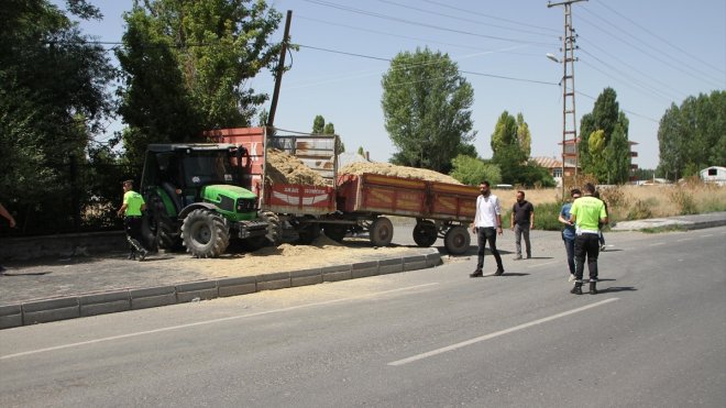 Muş'ta kaldırımda bekleyen aileye traktör çarptı, 1 kişi öldü, 2 kişi yaralandı