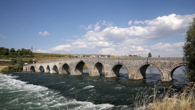 Muş'taki tarihi Murat Köprüsü'nde bayram yoğunluğu