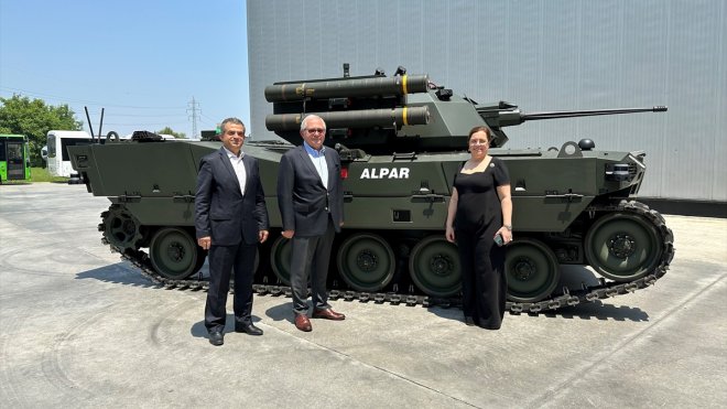 Otokar, Türkiye'nin ilk ağır sınıf paletli insansız zırhlı aracını tanıttı