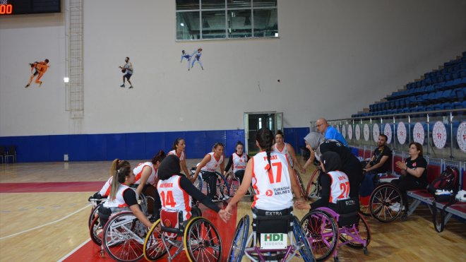 Tekerlekli Sandalye Basketbol A Milli Kadın Takımı, hazırlıklarını Hakkari'de sürdürdü