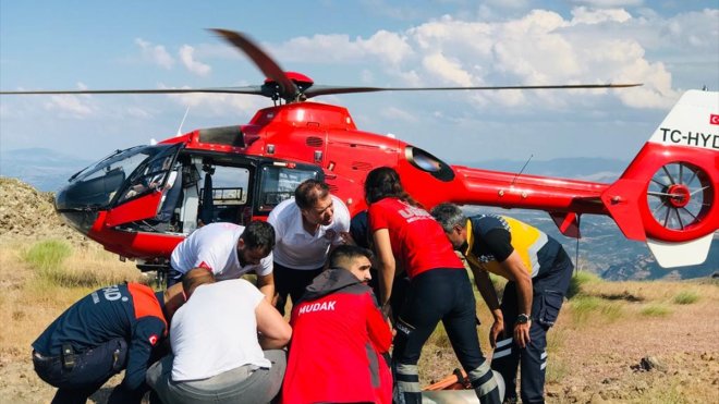 Tunceli'de ayak bileği kırılan kişi ambulans helikopterle hastaneye kaldırıldı
