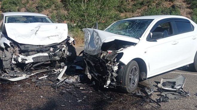 TUNCELİ - İki otomobil çarpıştı, 4 kişi yaralandı1