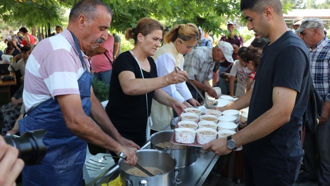 TUNCELİ - Muharrem ayı dolayısıyla vatandaşlara aşure dağıtıldı1