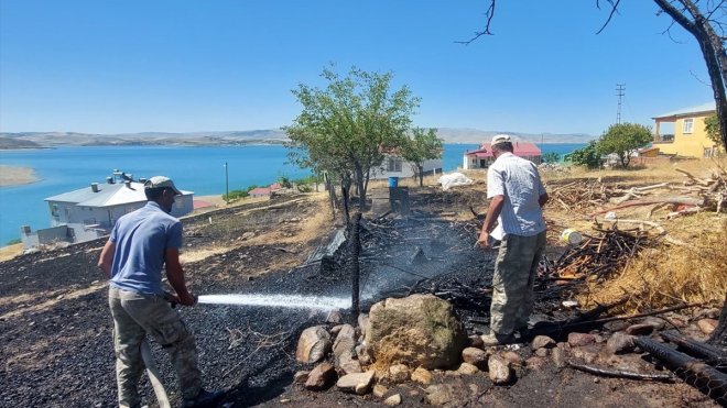 Tunceli'de otluk arazide çıkan yangın söndürüldü
